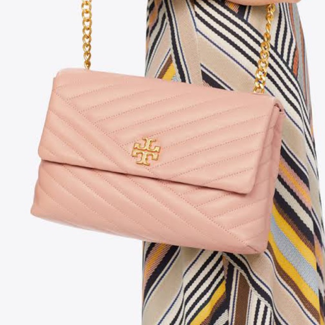 (ผ่อน0%) กระเป๋า สะพายข้าง หนังแท้ สีชมพู สายโซ่ TORY BURCH KIRA CHEVRON FLAP SHOULDER BAG PINK MOON