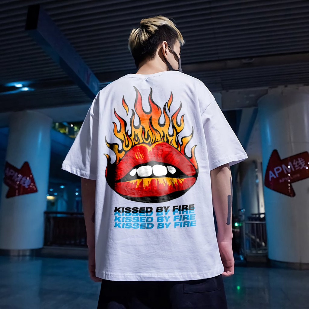 Kissed Fire เสื้อเชิ้ต ulzzang แขนสั้น 4 ทิศทางสําหรับผู้ชายและผู้หญิงที่อ่อนเยาว์สไตล์ไดนามิก (PS9)