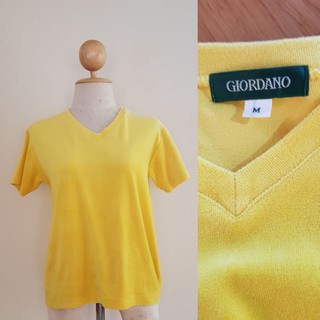 Giordano ของแท้ เสื้อคอวี​ สีเหลือง​ ผ้ากำมะหยี่ยืด​ เนื้อนิ่ม