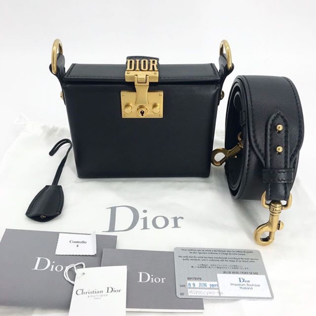 Very new Dior addict trunk crossbody ปี17 สวยมากกรุ่นนี้ หายากมากๆค่ะ สภาพงามกริบ หนังแข็งเป้ะ