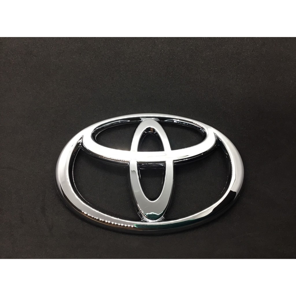 LOGO TOYOTA ป้ายโลโก้แตรพวงมาลัย TOYOTA  พลาสติกสีโครเมี่ยมขนาด 6.5x4.5cm สินค้ามีรับประกัน