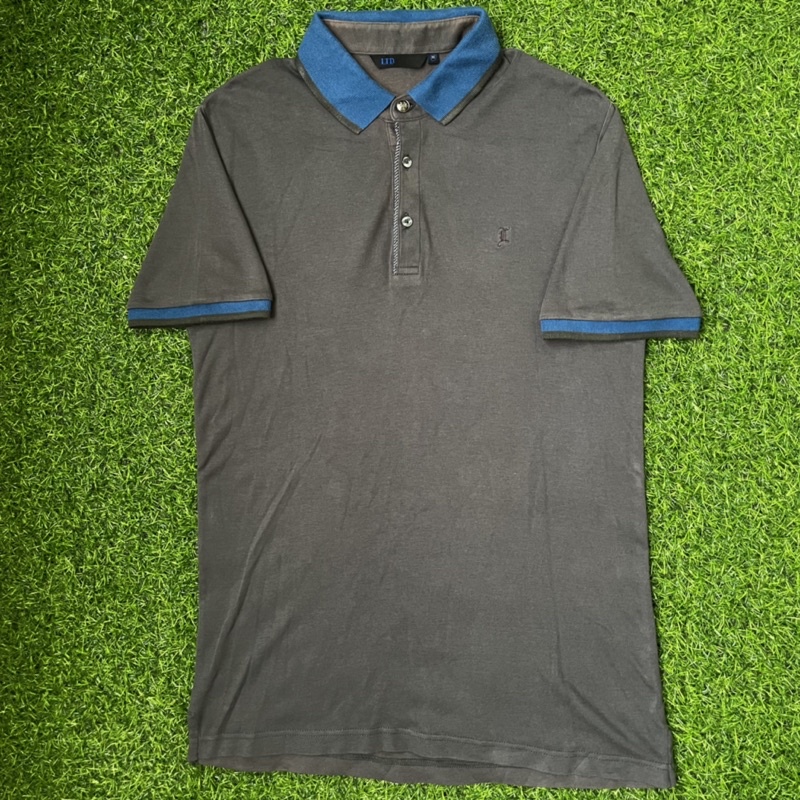 LTP เสื้อโปโรผู้ชาย สวยๆ เสื้อผ้าผู้ชาย คอปก แขนสั้น สีเทาเข้ม ลายเรียบๆ พื้นๆ ผ้านุ่มใส่สะบาย