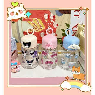 Sanrio ฟาง ขวดน้ํา Cinnamoroll Kuromi Mymelodyสติกเกอร์พลาสติก แบบพกพา ถ้วยฟางการ์ตูนฤดูร้อนกีฬาขวดน้ำ สําหรับนักเรียน