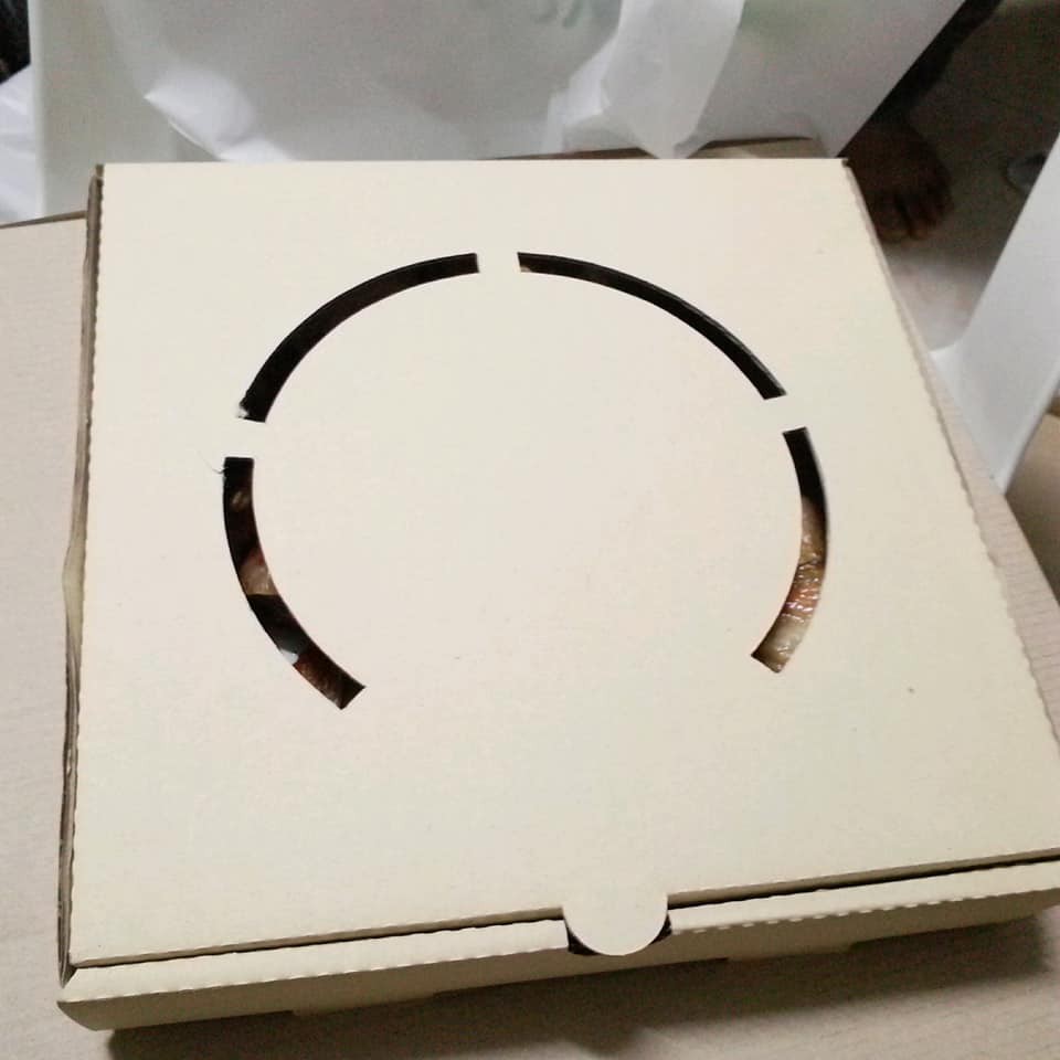 กล่อง 8 นิ้ว แพค 10 ใบ กล่องเกี๊ยวซ่า รุ่นเจาะโค้งบนฝากล่อง ขนาด 8x8x1.75 นิ้ว กล่องแพคอาหาร มีรูระบายไอร้อน