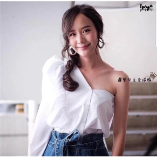 เชิ้ตไหล่เดียว ผ้าคอตตอนเชิ้ต ผ้าดีมาก เย็บสวย คัตติ้งดีเว่อ ระบายเยอะหนาตามแบบ สวยมากเว่อ!!