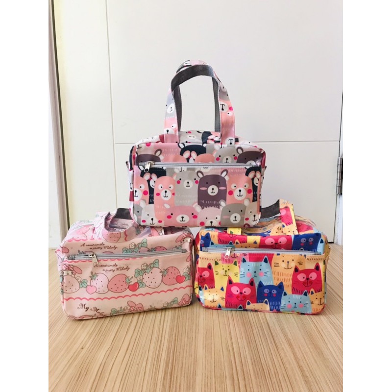 (พร้อมส่ง) กระเป๋าผ้าเคลือบ รุ่น KR ใส่เครื่องสำอางค์ เครื่องเขียน