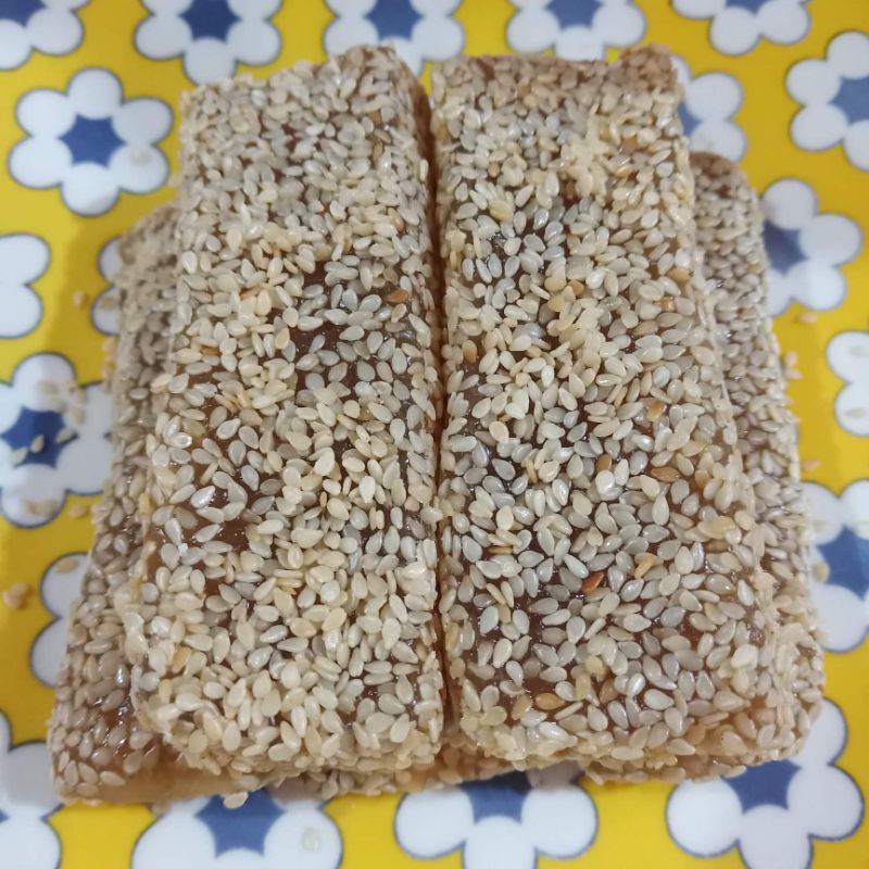ขนมเม่งทึ่ง นิ่มๆ คลุกงา คล้ายคอเป็ดแต่ไม่มีถั่วตัด