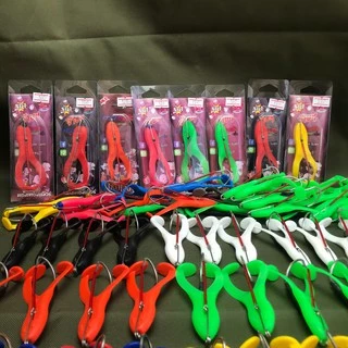 กบยางตีนเตะขนาด 9 เซ็น ตัวเบ็ด ขนาด 6/0 คมแข็ง มี 7 สี น้ำหนักดี ตีไกล ขึ้นน้ำไว น้ำหนัก 14 กรัม เนื้อยาเหนียวนุ่ม แอคชั