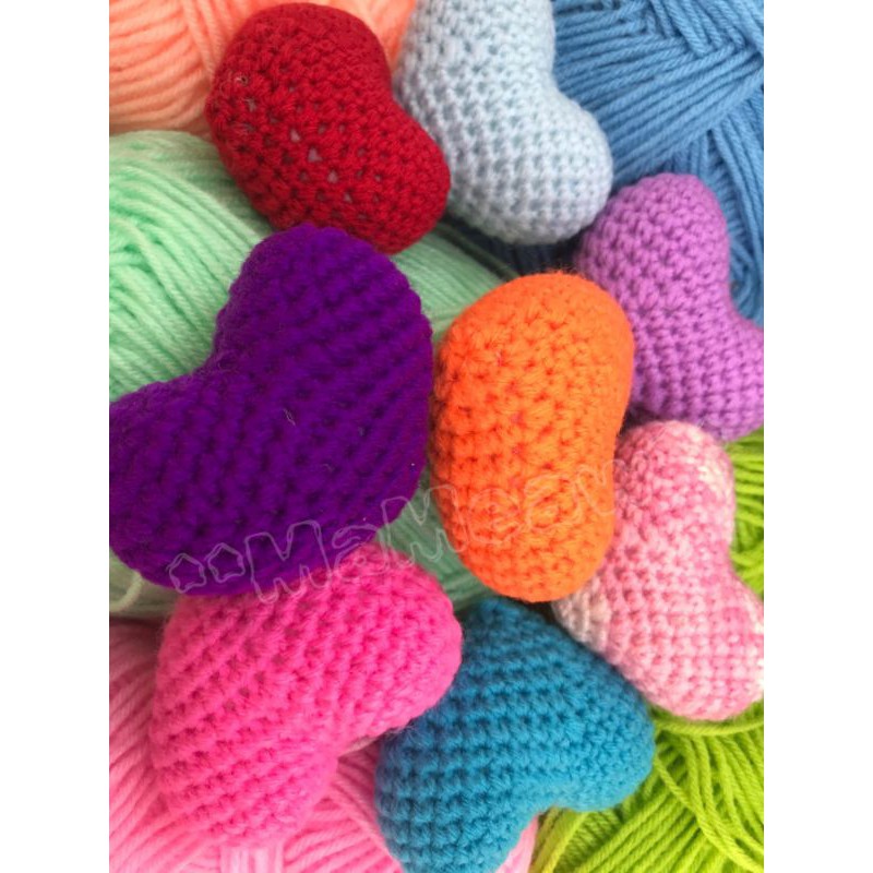 พวงกุญแจหัวใจ งาน Handmade ถักด้วยมือ งานถักโครเชต์จากไหมพรม ชิ้นงานสามารถซักทำความสะอาดได้ หัวใจหลากสี