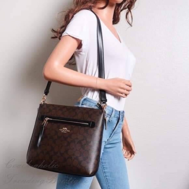 COACH MAE FILE CROSSBODY IN SIGNATURE CANVAS (COACH F77885) SIZE : 11 1/2" (L) x 10 1/2" (H) x 2 3/4