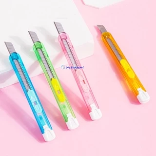 Deli Cutter คัตเตอร์ 13 ใบมีด สีสันสดใส 2054 คัตเตอร์พลาสติก คัตเตอร์เล็ก มีดคัตเตอร์ (คละสี 1 ชิ้น)