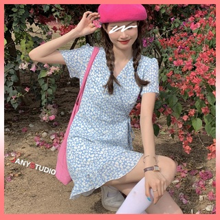 ชุดเดรสลายดอกไม้กระโปรงสั้น Mini Dress คอวีแขนสั้นลายดอกไม้ งานแต่งชายกระโปรงเป็นระบบ เดรสกระโปรงสีฟ้า