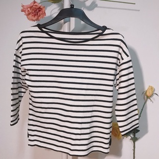 Women Black and White Sweater Size S-M เสื้อแขนยาวกันหนาว ลายทางขาวดำ คอปาด