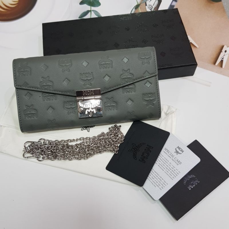 ★ พร้อมส่ง ★ ของแท้100% กระเป๋า Mcm wallet on chain หนังทั้งใบ