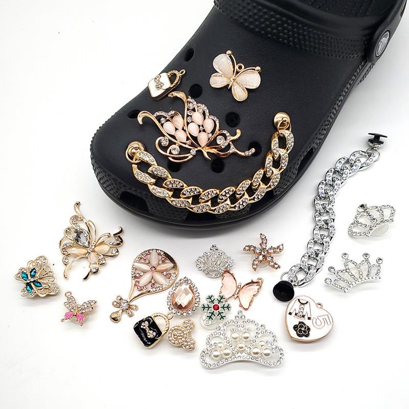 1 PCS รองเท้าแฟชั่น Charms Designer Bling Rhinestone สาวของขวัญ Glow Clog Decaration โลหะรักผีเสื้ออ
