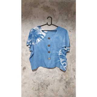 เสื้อครอปมัดย้อม ทรงคอเหลี่ยมแต่งกระดุม ย้อมครามแท้ธรรมชาติสีไม่ตก