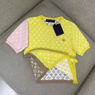 LOUIS VUITTON PASTEL MONOGRAM KNIT TOP เสื้อไหมพรม คอกลมแขนสั้น แบรนด์หลุยส์วิตตอง ลายพิมพ์ LV ตัวหนังสือโมโนแกรม พาสเทล