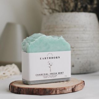 [จัดส่งฟรี] สบู่ออร์แกนิค Earthborn • Charcoal Fresh Mint • สูตรลดสิว • แถมตาข่าย