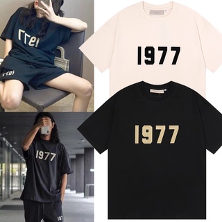 ⚡️ พร้อมส่ง⚡️ 🆕พร้อมส่ง เสื้อยืด พิมพ์ลาย ESSENTIALS FEAR OF GOD 1️⃣9️⃣7️⃣7️⃣ 3D แฟชั่น สําหรับผู้ชาย ผู้หญิง [S-5XL]