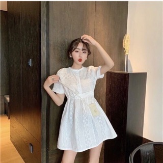 มินิเดรสลูกไม้ เนื้อผ้าสวยปักลายได้ละเอียดมากๆ มีแต่งลูกไม้ช่วงคอ กระดุมผ่าครึ่งตัว แถบเอวยังสามารถปรับขนาดรูดตามไซส์ได้