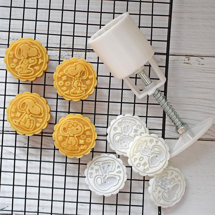 แม่พิมพ์ขนมไหว้พระจันทร์ 2020 (50gr) แม่พิมพ์กดขนมไหว้พระจันทร์ nastar (4 ชิ้น) แม่พิมพ์กลม - Snoppy