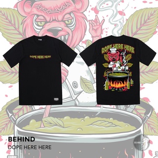 แขนสั้นพิมพ์ลาย✚BEHIND CLOTHING เสื้อยืดลาย “DOPE HERE HERE”