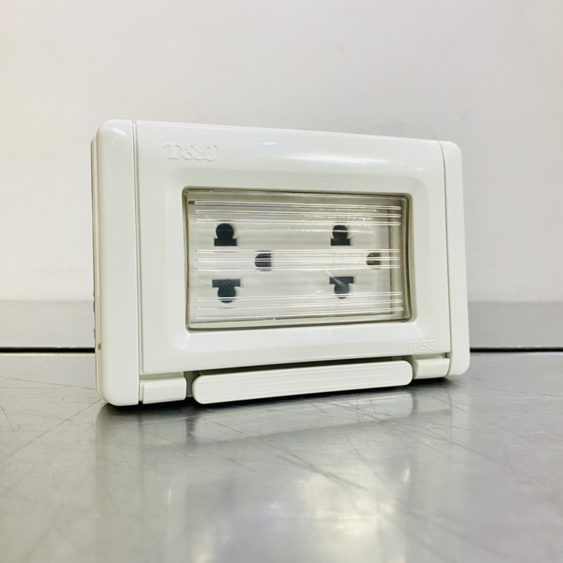 HACO หน้ากากกันน้ำ พร้อมปลั๊กกราวด์คู่ รุ่น IPW553-WH