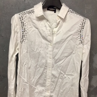 เสื้อเชิ๊ตสีขาวแขนยาว แต่งหมุดไหล่2ข้าง มือ2สภาพดี แบรนด์Cc DoubleO