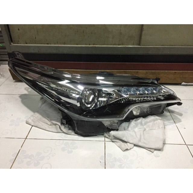 ไฟหน้า Toyota Fortuner projector bi-led ข้างขวา ของแท้ มือสอง
