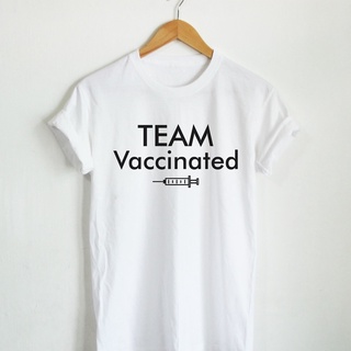 TEAM VACCINATED ทีม ฉีดวัคซีนแล้ว เสื้อยืด เสื้อยืดสกรีน เสื้อยืดฉีดวัคซีน เสื้อยืดตลกๆ เสื้อยืดวัยรุ่น