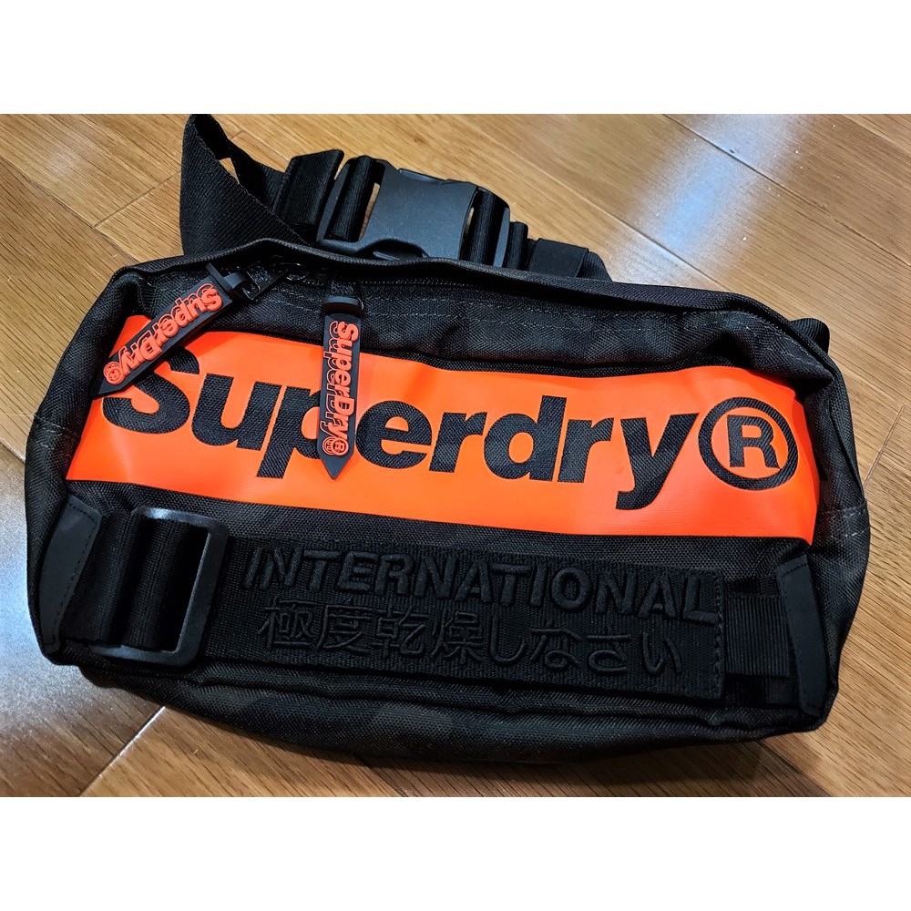 💼✨Superdry INTERNATIONAL BUM BAG - กระเป๋าคาดอก สี Black Camo ✅สินค้ามือสอง สภาพ 95%📌ของแท้ 100%