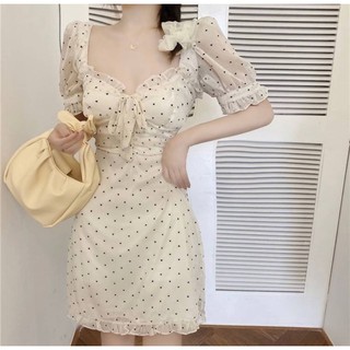 mini dress polka dot หัวใจ เนื้อผ้าไหมชีฟอง ใส่สบายมาก ทรงคอเหลี่ยมเว้าอก แต่งระบายๆ แขนตุ๊กตาทำระบายแขน ช่วงอกแต่งโบว์