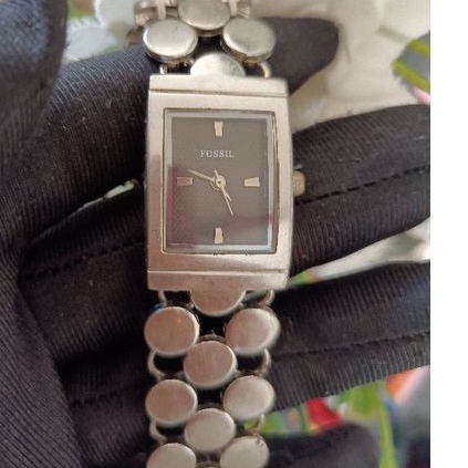 นาฬิกาแบรนด์เนมFossilหน้าปัดสีดำตัวเรือนสีเงิน สายสแตนเลสสีเงิน ของแท้ 100% มือสองสภาพใช้งานได้ปกติ