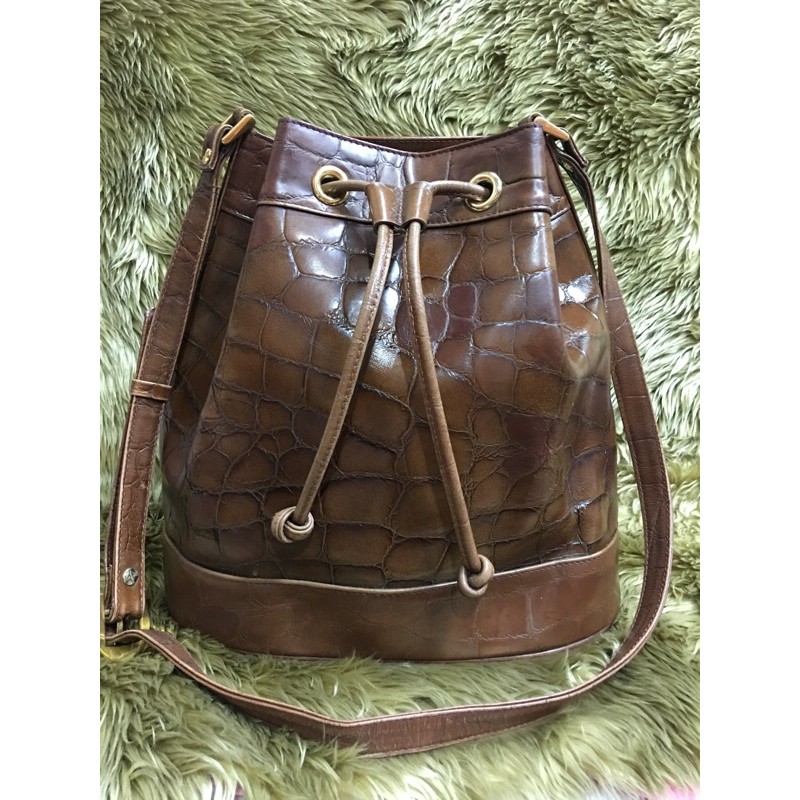 กระเป๋าหนังแก้วปั้มลายจรเข้ ทรงขนมจีบ สีน้ำตาล. งานแบรนด์ 💙Esquire Collection💙#มือ2