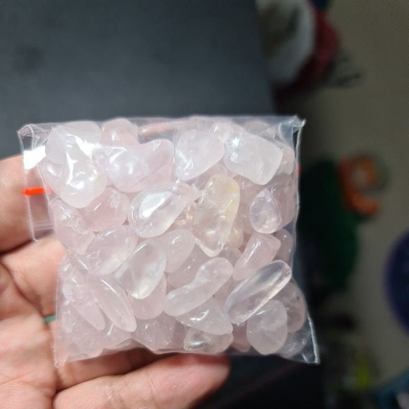 ROSE QUARTS CHIPS STONE ขนาด 5 - 9 มม. แพ็คเกจ 100 กรัม