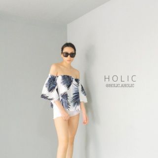 ของใหม่ holic.aholic Blouse เสื้้อเกาะอกสีขาวมีแขนลายใบไม้สีฟ้า