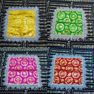 {ขนาด1x1เมตร } ผ้ารององค์เทพลายโอม ผ้าลายโอม ผ้าโอม รองพาน รององค์เทพ รององค์พระพิฆเนศ  ขอบเงิน