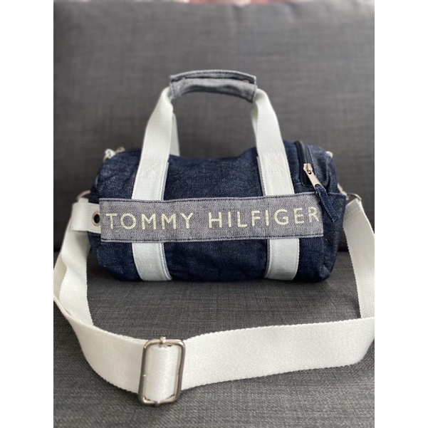 กระเป๋าสะพายข้างผ้ายีนส์ Tommy Hilfiger มือสองของแท้