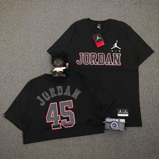 Nike AIR JORDAN 45 เสื้อยืดพรีเมี่ยม พิมพ์ลายโลโก้ RED OUTLINE สีดํา