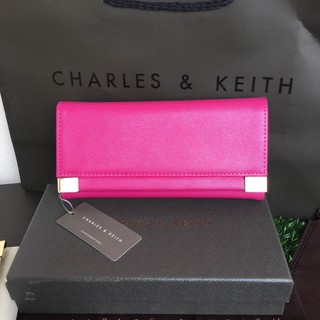 กระเป๋า CHARLES รุ่น METAL DETAIL WALLET WITH CHAIN