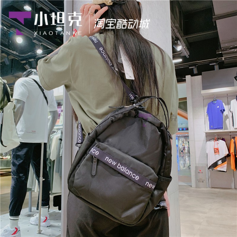 ระเบิด New Balance / NB men’s and women’s backpack กระเป๋าเป้สะพายหลัง mini schoolbag แฟชั่นกีฬา และกระเป๋าเดินทาง GC