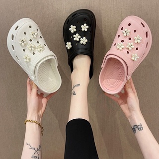 💦พร้อมส่ง💦รองเท้าทรงครอส Crocs รองเท้าแตะแบบสวมหัวโต ประดับดอกไม้ไข่มุก มีสายรัดส้นใส่แล้วหรูหรามากจ้าข