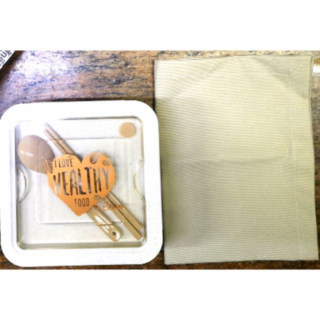 ชุดกล่องข้าว อย่างดี จาก 7-11  พร้อมช้อน ตะเกียบ ผ้าเช็ดปาก exclusive