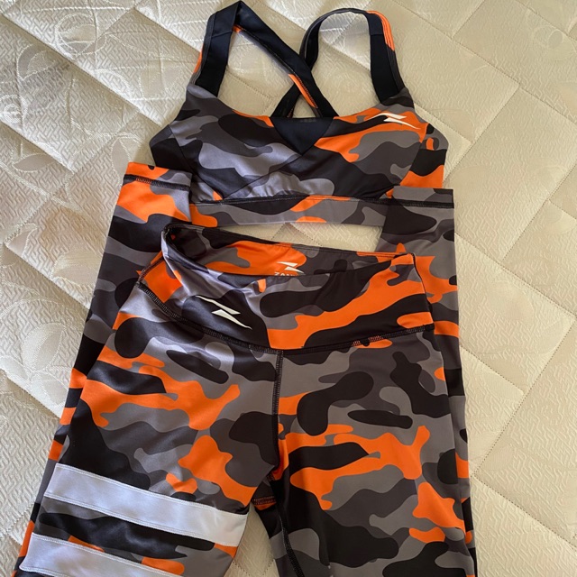 ชุดออกกำลังกายยี่ห้อzanim สภาพดี มีช่องใส่เหรียญ