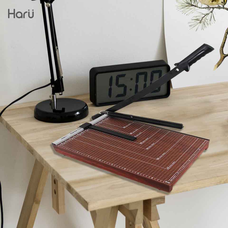 แท่นตัดกระดาษฐานไม้ AROMA  ใช้ตัดกระดาษ B6 / B5 / B4 / A4 / A3 / B3 (PC)