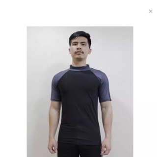 ชุดว่ายน้ำชาย เสื้อแขนสั้น+กางเกงขาสั้นเหนือเข่า แถบสีน้ำเงิน เนื้อผ้า Lycra หนา ยืดกระชับกล้ามเนื้อ รีดน้ำได้ดี