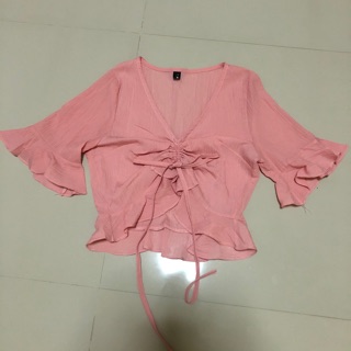 เสื้อครอป คอวี เสื้อรูดหน้า แขนระบาย สีชมพู