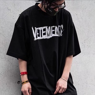 Vetements เสื้อยืดแขนสั้น พิมพ์ลายกราฟฟิติโลโก้ตัวอักษร ทรงหลวม แฟชั่นฤดูใบไม้ผลิ และฤดูร้อน สําหรับผู้ชาย และผู้หญิง 2 ชิ้น