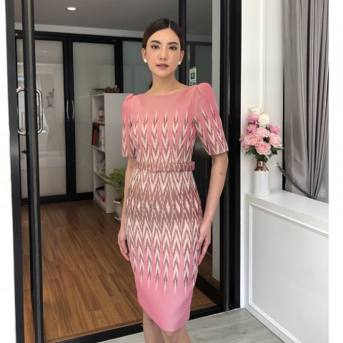 เดรส Duchess Inspired Thai คอปาด ผ้าฝ้ายลายทอ จับจีบตรงหัวไหล่อ แถมเข็มขัด แบบคลาสสิค VEERA_HOF