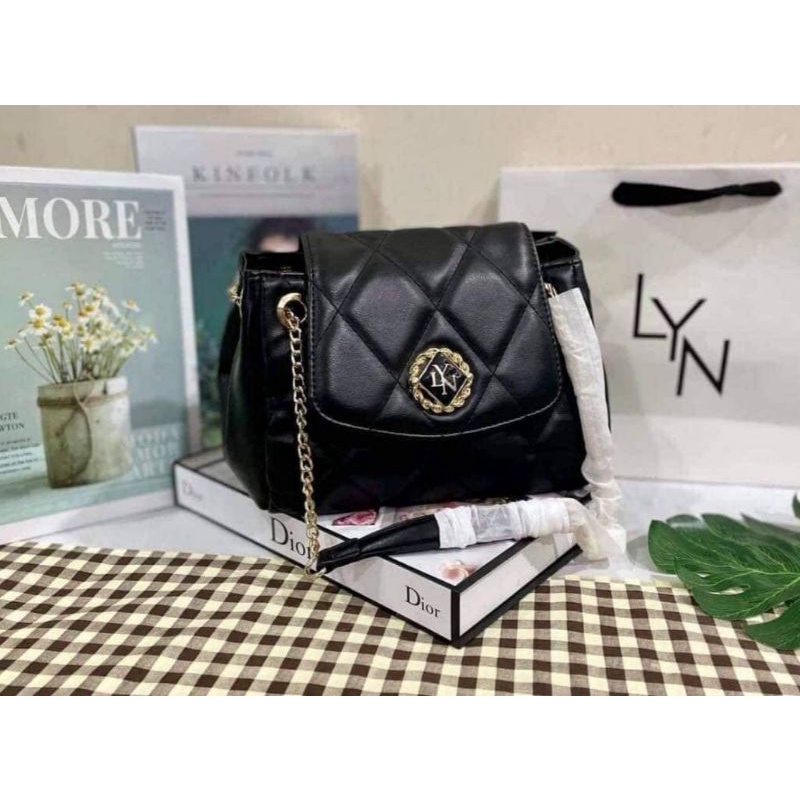 กระเป๋าสะพาย  Lyn 9"